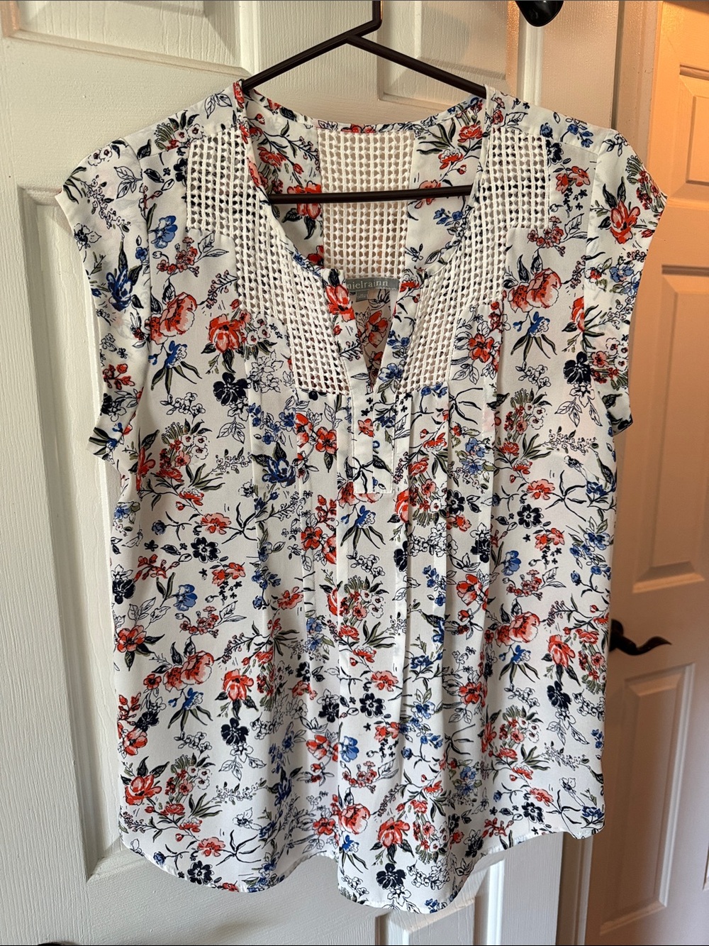 Daniel Rainn White Floral Crochet Yoke Cap Sleeve Blouse